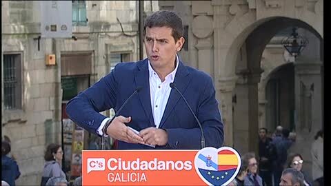Rivera, en la plaza del Obradoiro con un peregrino