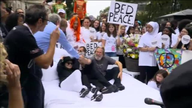 Yoko Ono instala su &quot;cama de la paz&quot; con Lennon en el centro de Nueva York