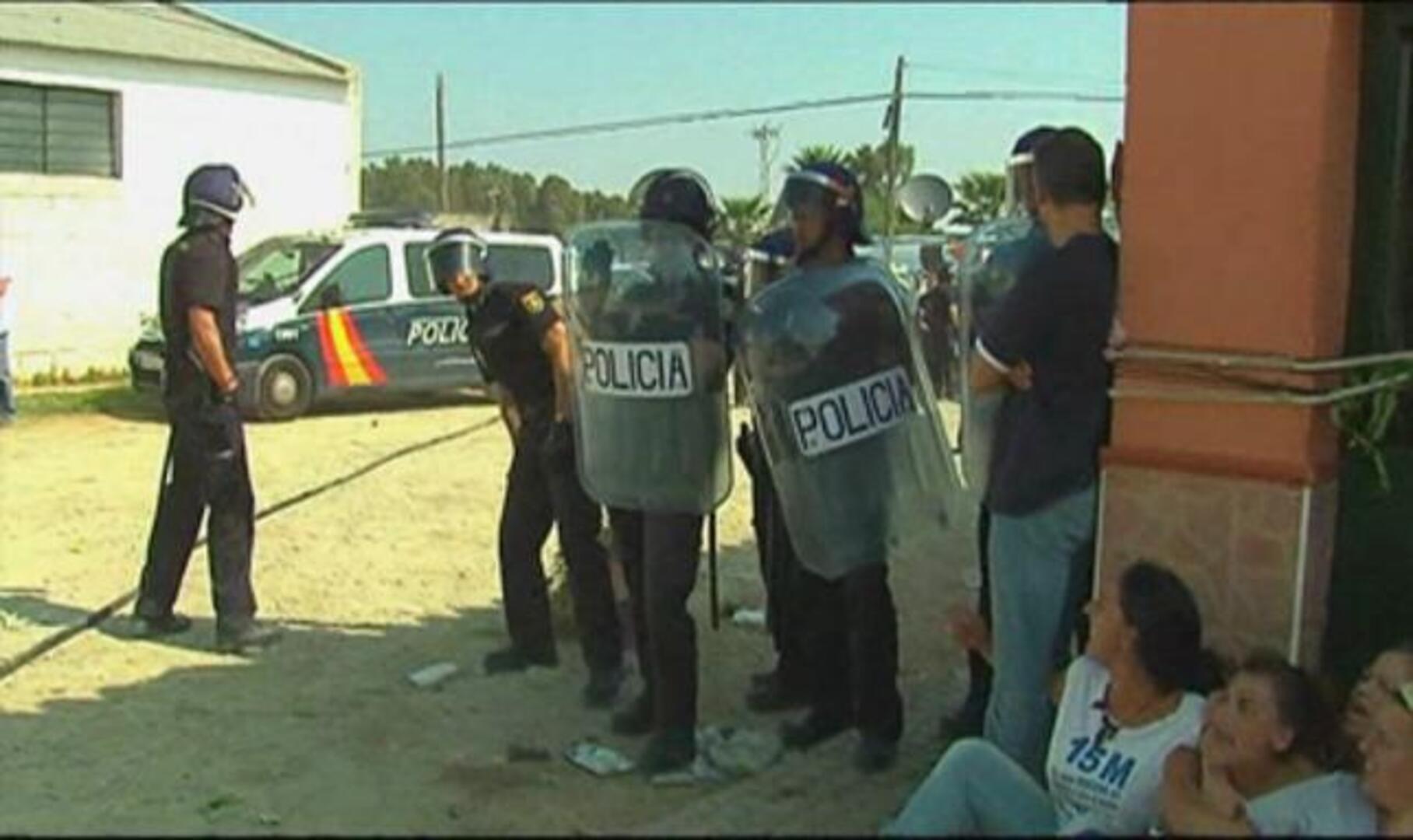 De Guindos afirma que hasta 120.000 familias verán paralizado su desahucio