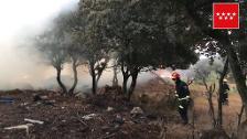 Los bomberos controlan un incendio con dos focos en la localidad madrileña de Valdemorillo