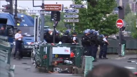 La Policía de París neutraliza a un hombre tras atacar con un martillo a un agente en Notre Dame
