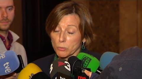 El expresidente de la Generalitat, Artur Mas, abraza a la presidenta del Parlamento catalán, Carme Forcadell