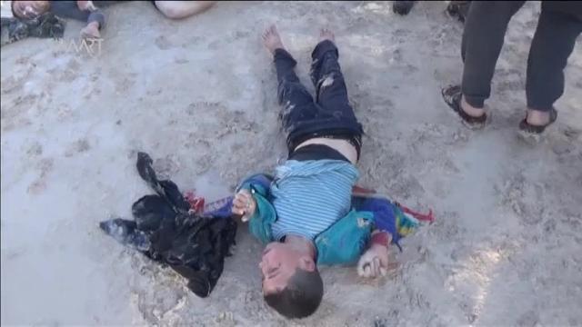 Los cuerpos se encuentran en el área de estacionamiento de un hospital en Khan Sheikhun, una ciudad controlada por los rebeldes en la provincia noroccidental de Idlib, después de un supuesto ataque con gas tóxico el 4 de abril de 2017