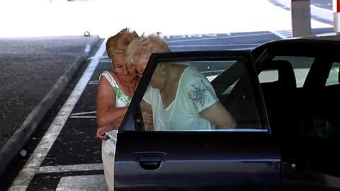 Vídeo: Un joven se refresca en la plaza de España de Sevilla