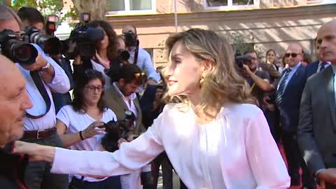 Doña Letizia se acerca a los periodistas para pedirles un donativo para la Cruz Roja