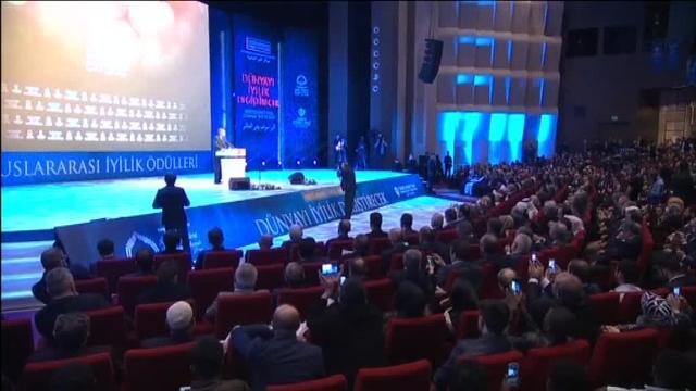 El primer ministro holandés, Mark Rutte, anima a los participantes de una carrera, este domingo en La Haya