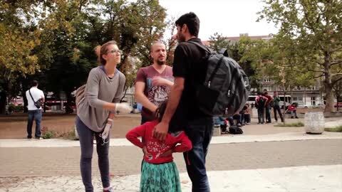 Un refugiado y su hijo permancen en un centro habilitado en Schistó, (Grecia)