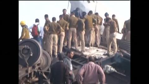 Uno de los heridos es atendido por un sanitario