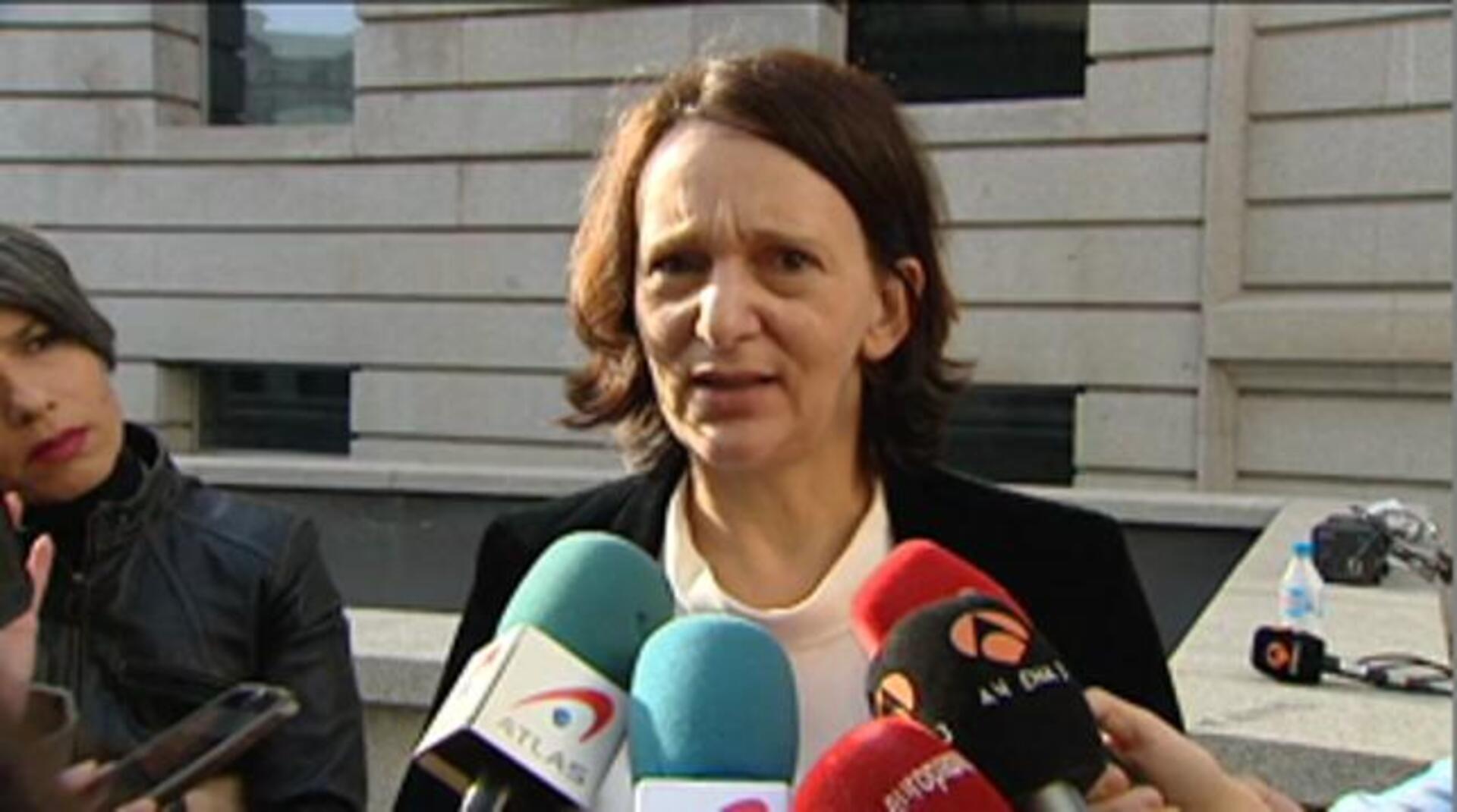 Bescansa con su hijo en brazos instantes antes del comienzo del pleno de hoy