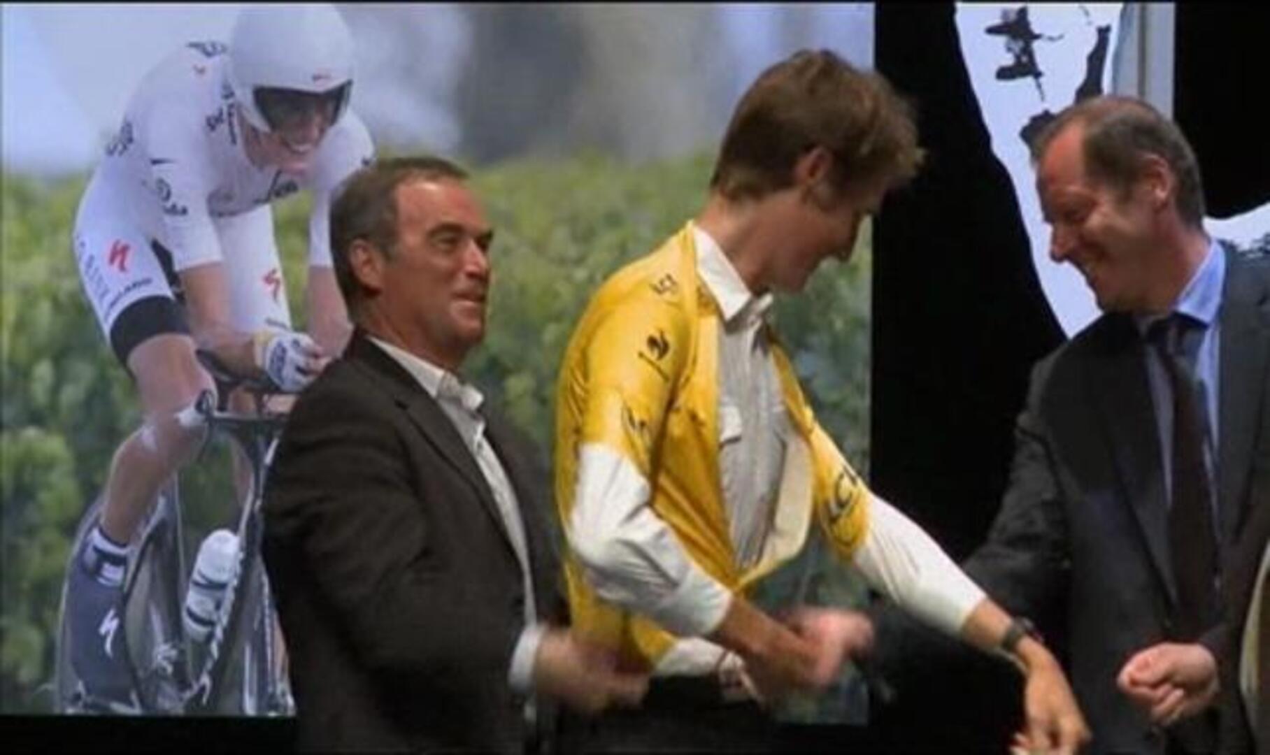 Andy Schleck recibe el maillot amarillo del Tour 2010
