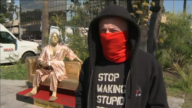Una estatua dorada de Harvey Wenstein denuncia en el Paseo de la Fama el acoso sexual a mujeres