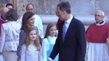 Los Reyes, sus hijas, Doña Sofía y Don Juan Carlos asisten a la Misa de Resurrección en la Catedral de Palma