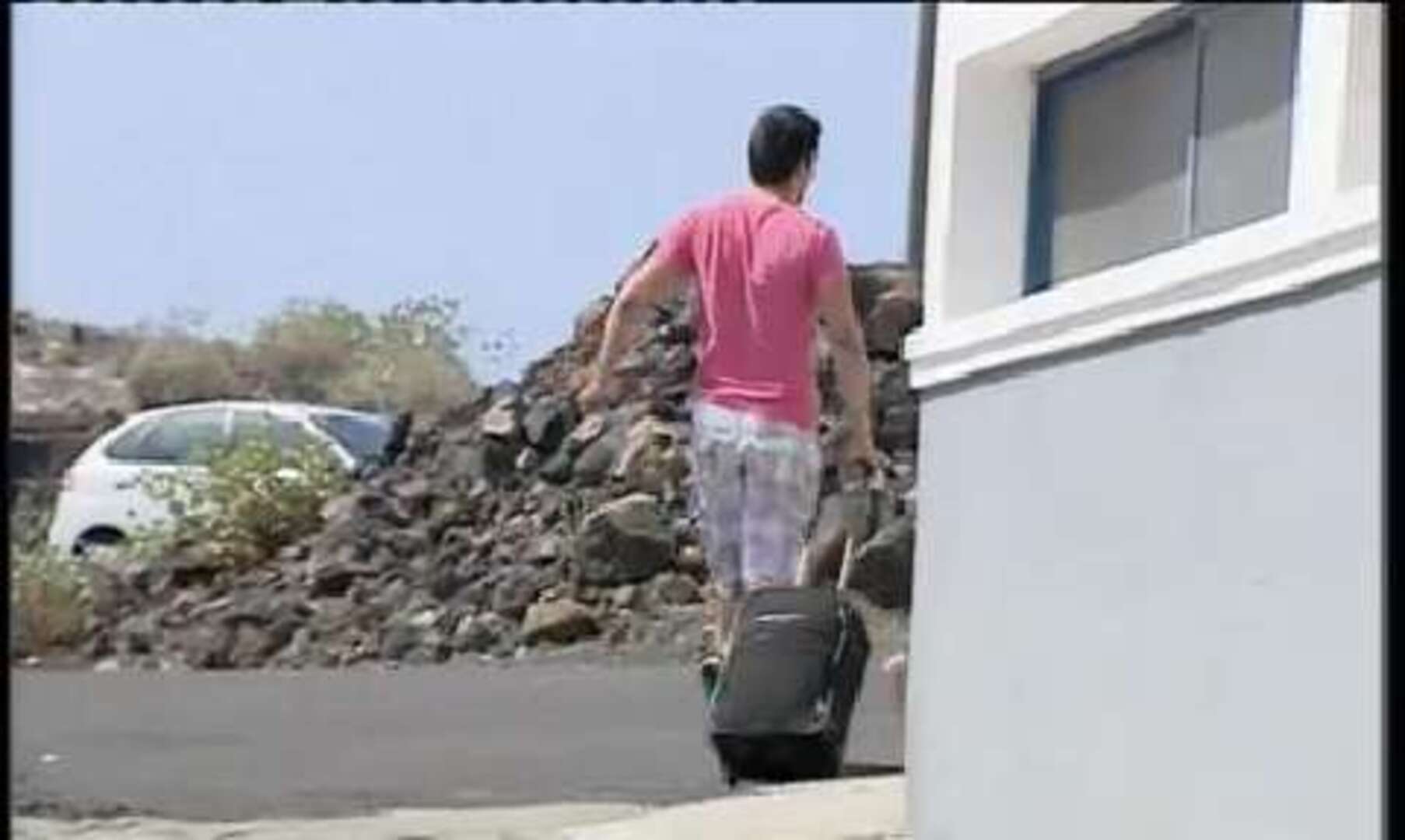 Emerge del mar una columna de vapor y ceniza en El Hierro y desalojan de nuevo La Restinga