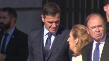 Pedro Sánchez recibe abucheos a su llegada y salida del homenaje a la Constitución