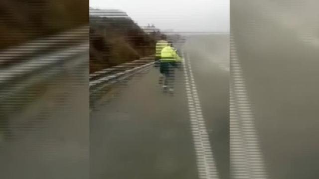 El aparatoso choque de un conductor kamikaze contra una barrera de coches de la Guardia Civil