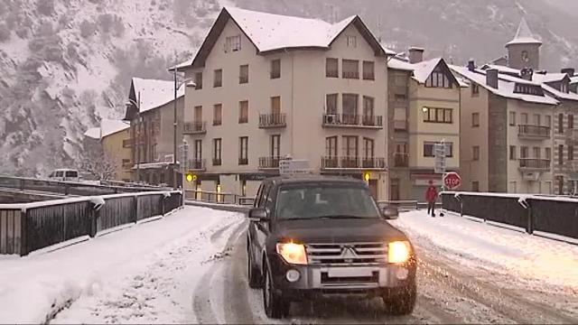 Dos personas caminan por la N-135 en el término de Roncesvalles (Navarra)