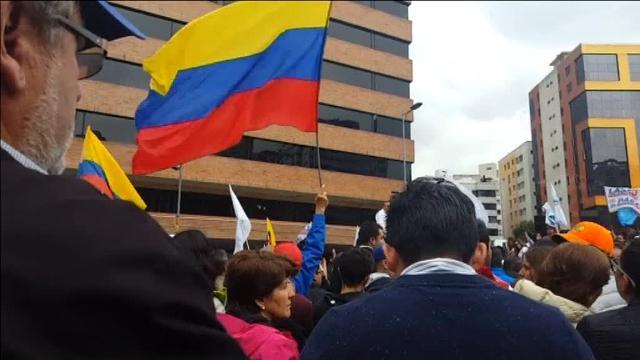 Rafael Correa saluda a su candidato en las presidenciales, Lenín Moreno, en la noche electoral
