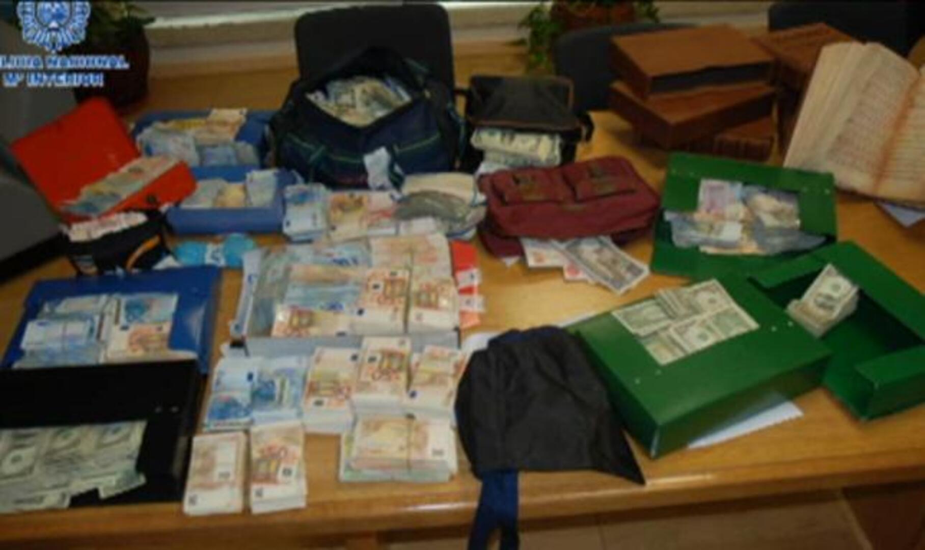 La Policía localiza una maleta con 600.000 euros en la casa del electricista que robó el Códice Calixtino