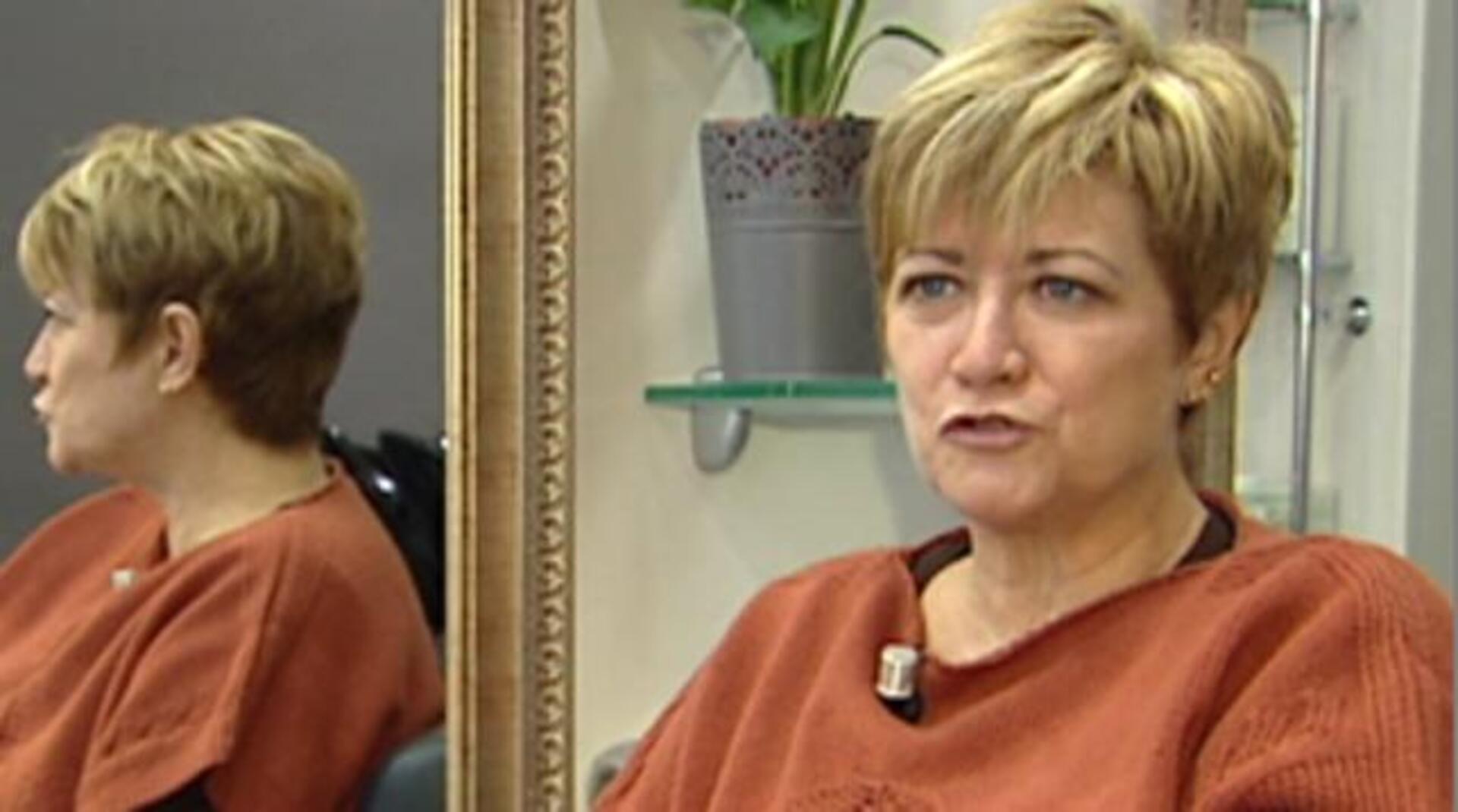 Isabel de la Fuente, en su casa. Al fondo, un retrato de su hija Cristina