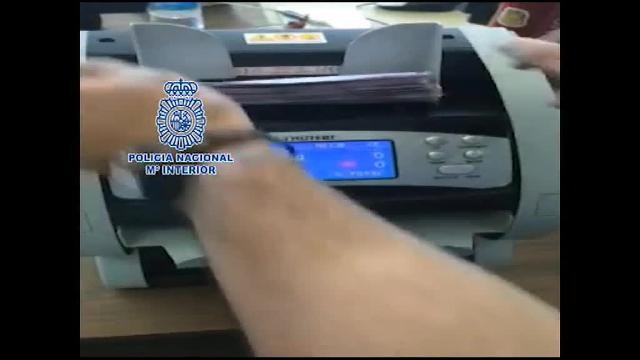 Vídeo: La Policía entrega al juez un pendrive sobre el caso Pujol encontrado «ordenando cajones»