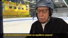 Con 95 años un juez federal continúa practicando patinaje sobre hielo