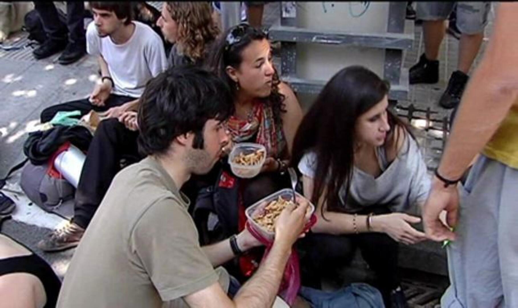 Caceroladas, nuevos objetivos y una larga noche para terminar el primer aniversario del 15-M