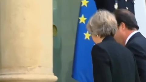 Un hombre con una bandera de la Unión Europea en el centro de Londres
