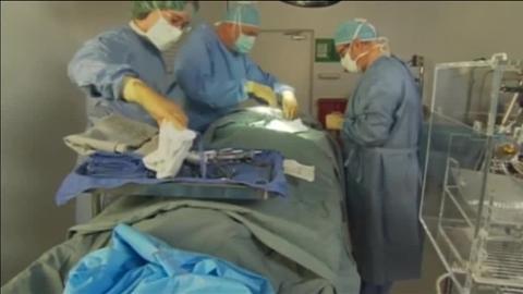 El doctor Jerry Lemler, presidente de Alcor Life Extension Foundation, junto a los tanques en los que descansan 49 cuerpos criogenizados, en Scottsdale (Arizona)