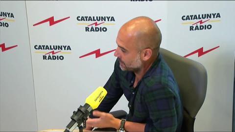 Guardiola, abrazado por Mònica Terribas, presentadora del programa matinal en Catalunya Ràdio