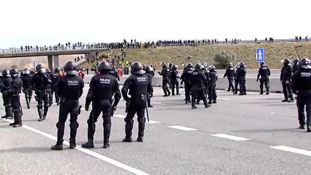 Los Mossos desalojan a decenas de independentistas que cortaban la AP7