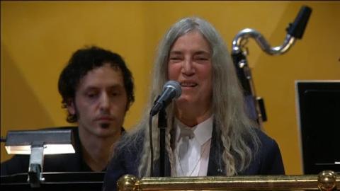 Vídeo: Patti Smith se emociona y se equivoca en la ceremonia de los Nobel