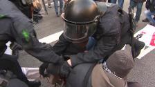 Mossos desalojan a los CDR que cortan la Gran Via de Barcelona