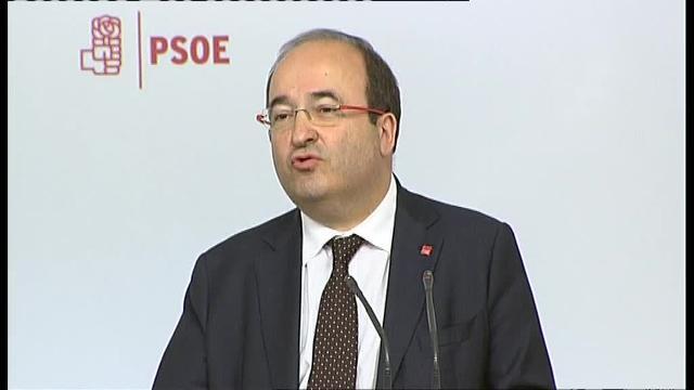 Javier Fernández y Miquel Iceta durante la firma del protocolo de colaboración entre PSOE y PSC este martes