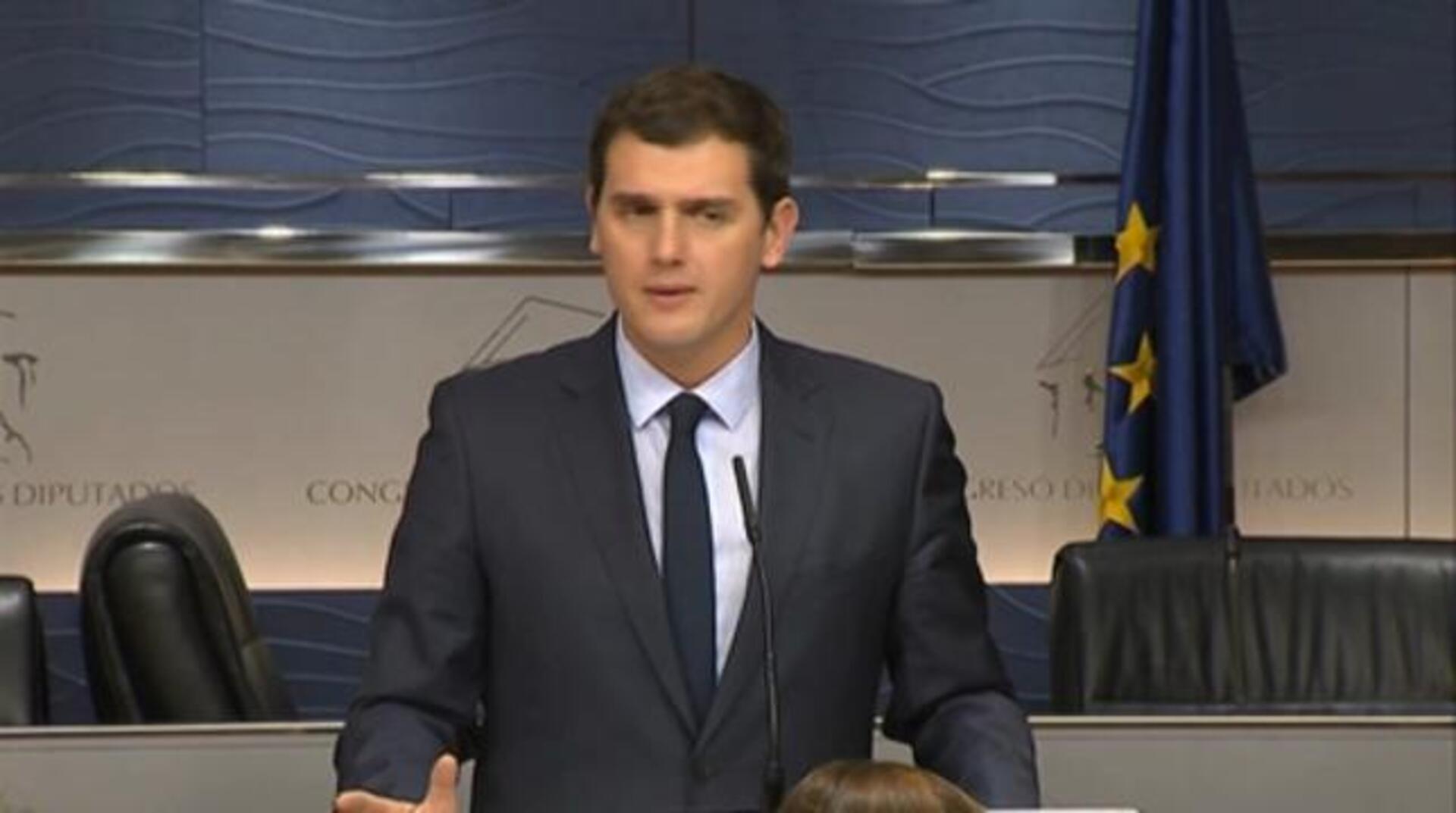 Felipe VI estrecha la mano de Albert Rivera, al que ha recibido en Zarzuela