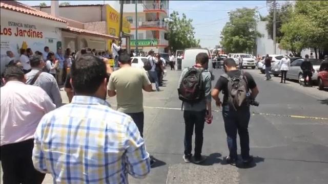 El cuerpo de Javier Valdez, en el suelo tras ser acribillado a balazos