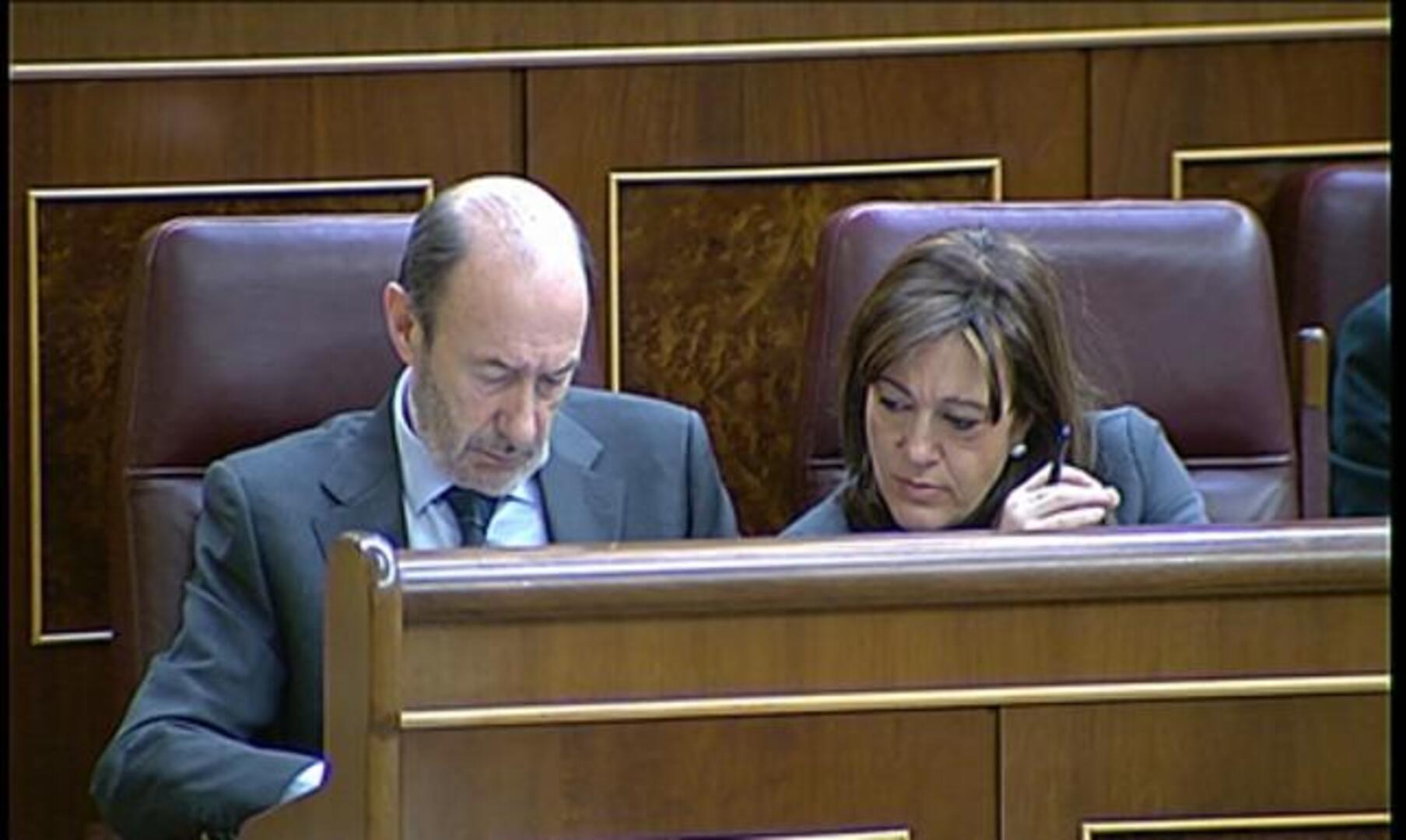 Rajoy culpa a Zapatero de hacer daño a España por no cumplir el déficit