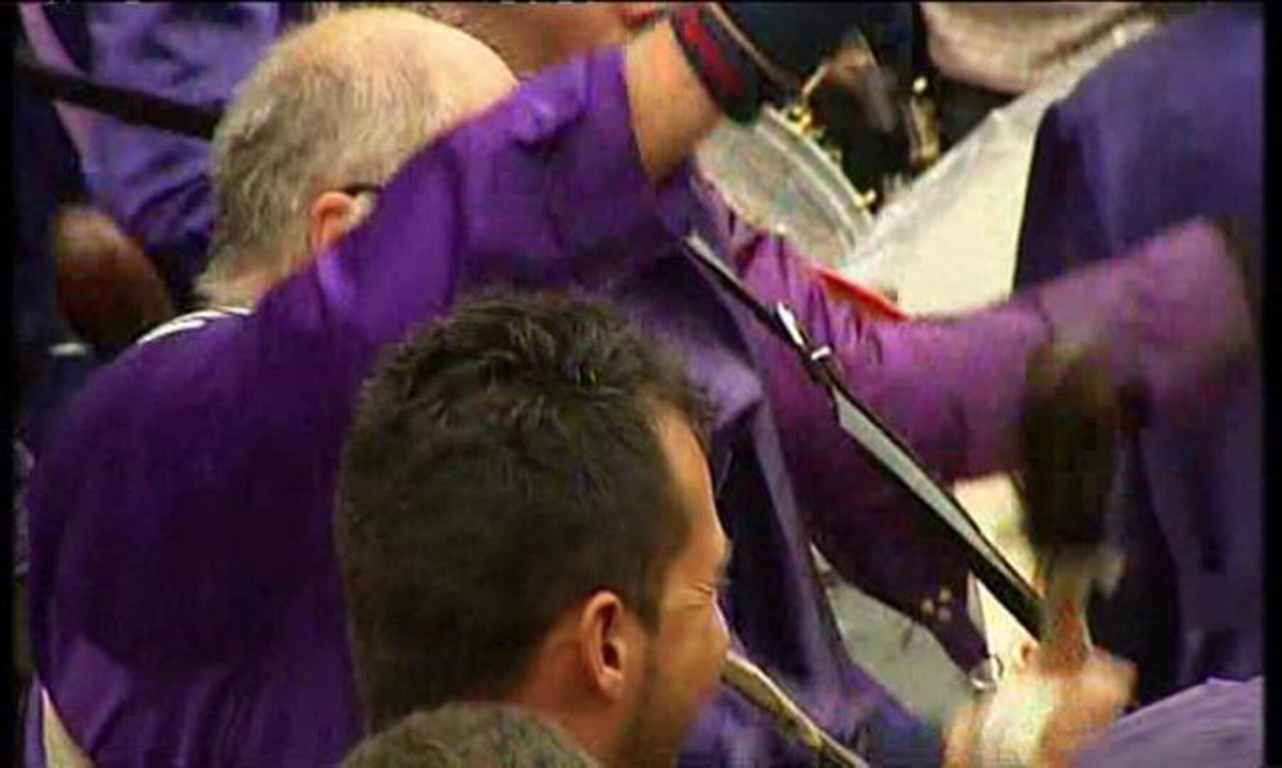 Unos 10.000 tambores «rompen la hora» en Calanda