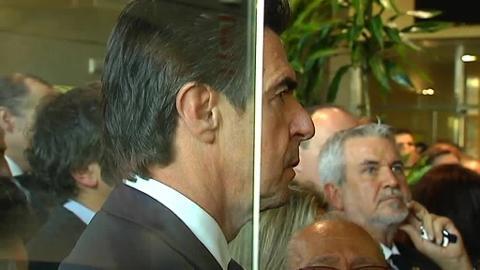 Mariano Rajoy, recibe el abrazo de una mujer a su salida del Tanatorio Municipal de Valencia tras dar el pésame a la familia de la ex alcaldesa Rita Barberá