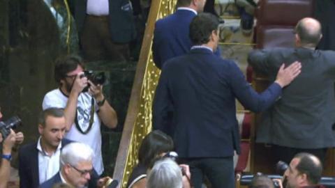 Pedro Sánchez saluda a Antonio Hernando