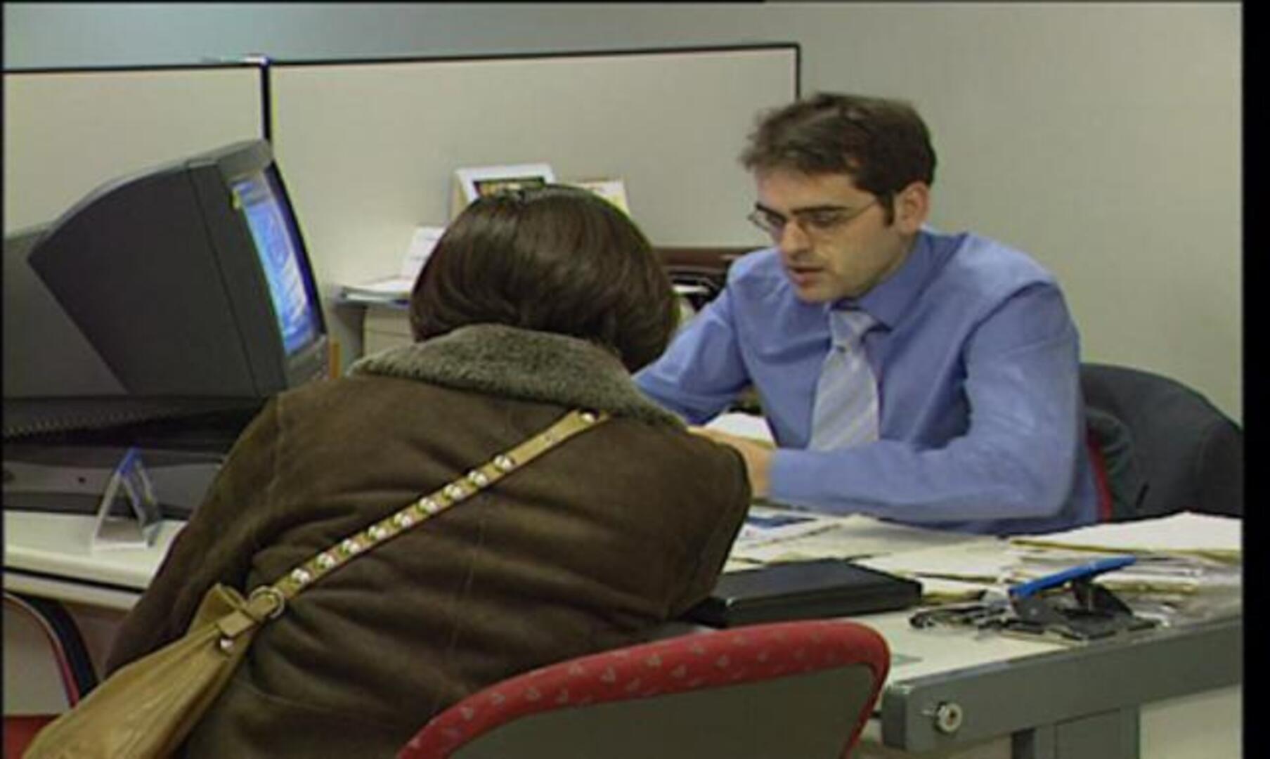 Guindos: «La reforma financiera reducirá los precios de los pisos de los bancos»