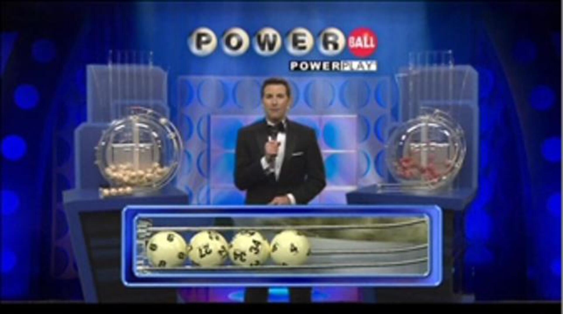 Un trabajador del establecimiento 7-Eleven donde se vendió uno de los billetes premiados en la Powerball celebra el resultado con otros clientes