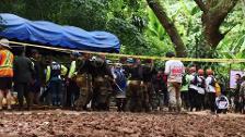 Los buzos empiezan el rescate de los niños atrapados en la cueva de Tailandia