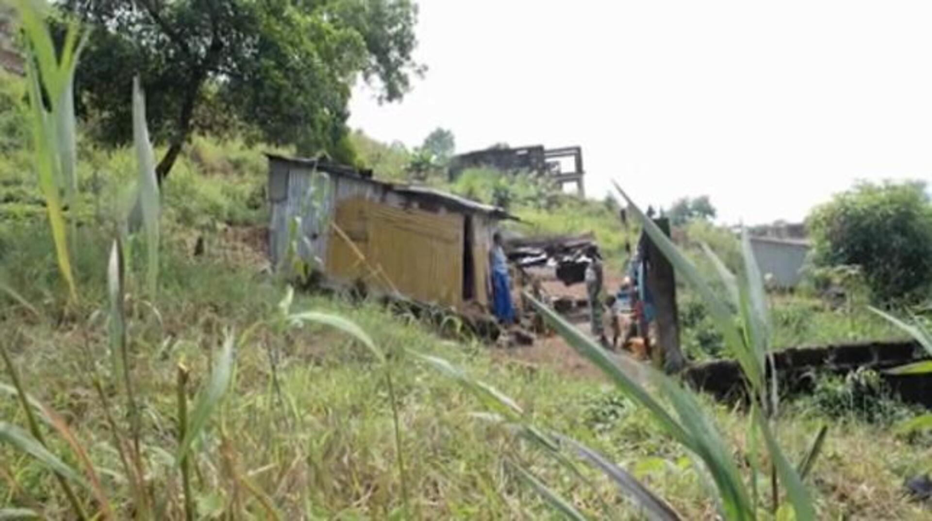 Sanitarios de Sierra Leona controlan la temperatura de los viajeros en la frontera con Liberia
