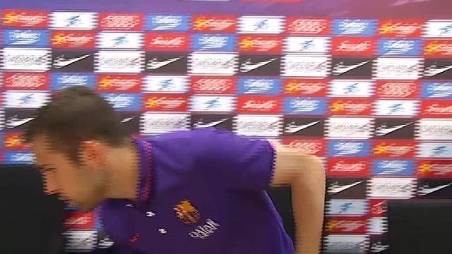 Marc Bartra, junto a Jordi Alba y Sergio Busquets