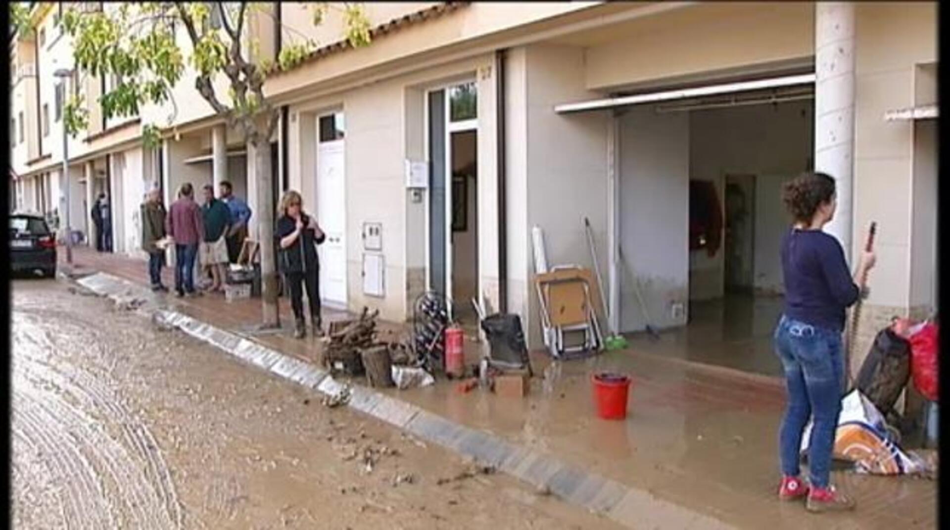 Un coche de los Mossos, frente a la vía cortada por el agua cerca de la población de Agramunt, Lérida, donde se produjo la inundación de una residencia geriátrica y causó la muerte de cuatro ancianas