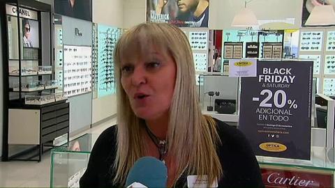 Jóvenes compran en la madrileña Gran Vía