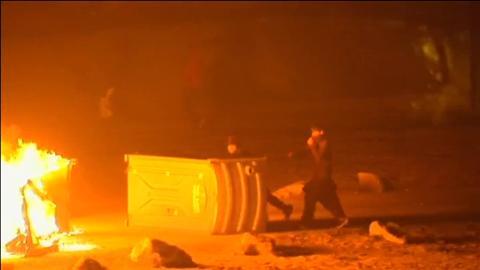 Vídeo: Tensión y disturbios en las horas previas al desalojo