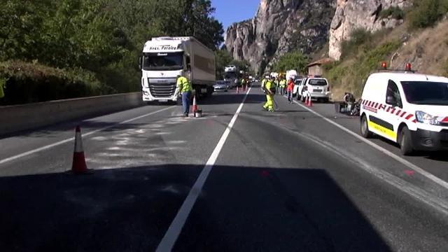 Kilómetro 306 de la N-1, donde ha tenido lugar el trágico siniestro en el que han fallecido cinco miembros de la misma familia francesa, tres de ellos menores