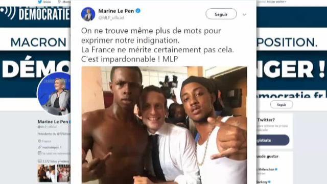 Polémica foto de Macron con dos jóvenes haciendo una &#039;peineta&#039;
