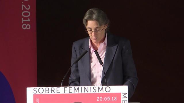 Carmena ya se encuentra en planta tras una operación de tobillo